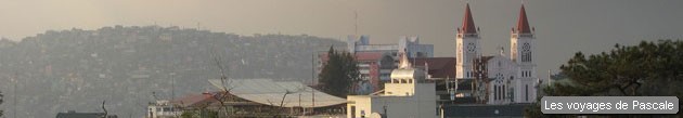 Baguio, son église, son voile de pollution...